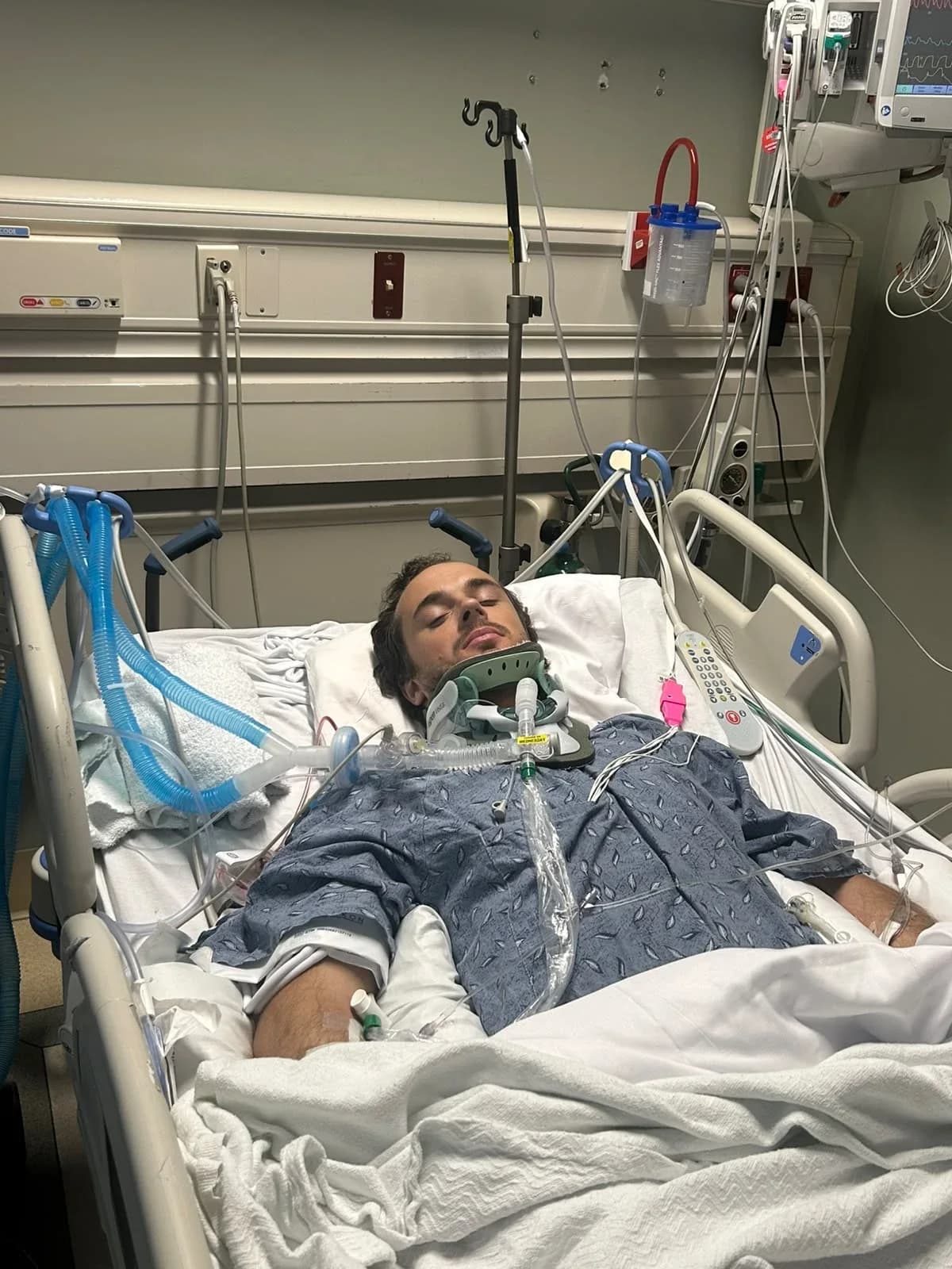 Guillermo in intensive care after the accident, with a neck brace and breathing support